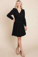 Damenmode, Schwarz, Kleid, gestreifter Bund, Rüsche