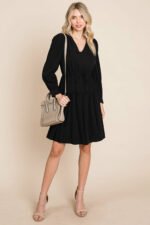 Langärmliges Kleid, gestreifter Bund, Rüsche, Schwarz