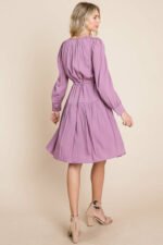 Langärmliges Kleid mit Streifenbund und Fransenverzierung